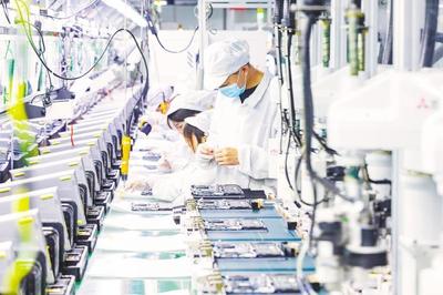 信息技术浪潮奔涌 当代技术开发的媒体镜像与现实洞察